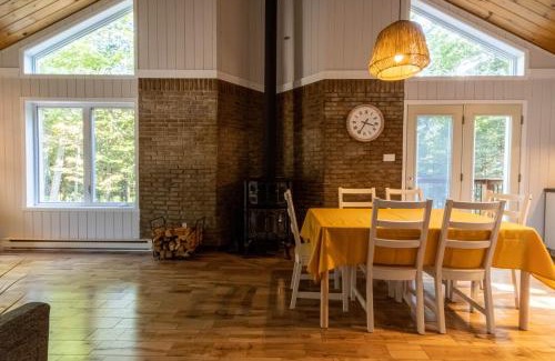 Lac-Sergent Ski Chalet | Les Chalets Tourisma - Chalet dans les bois avec lac privé - Le Colibri