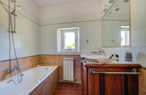 Cucuron Bed & Breakfast | Les Chambres du Perussier