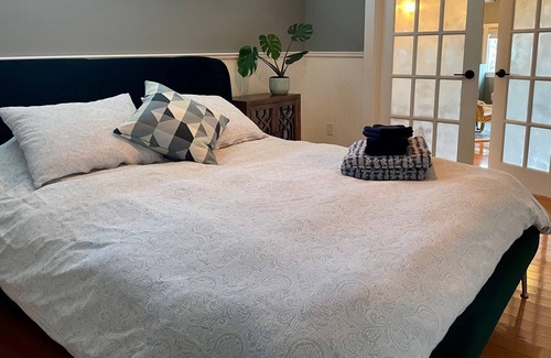 West Kelowna Estates Bed & Breakfast | Les Chambres Roses B&B - Green Room (Private Suite with Lake View)