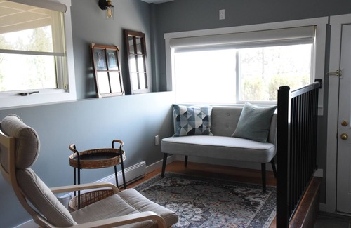 West Kelowna Estates Bed & Breakfast | Les Chambres Roses B&B - Green Room (Private Suite with Lake View)