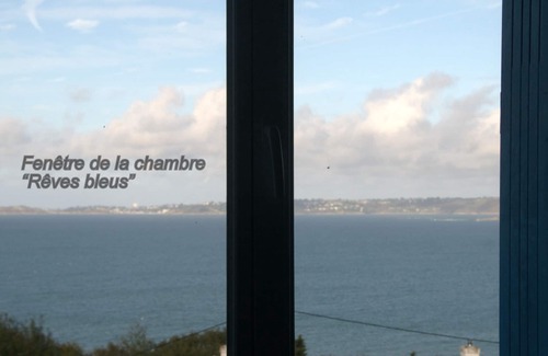 Plestin-les-Greves House | "LES COURLIS: comfortable family home, sea view, garden, beach250m away