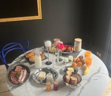 Poincare - Foch - Anatole France - Croix de Bourgogne Bed & Breakfast | Les Ecuries de Rigny, Suite haut de gamme avec jardin, jacuzzi et piscine