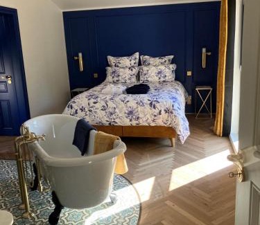 Poincare - Foch - Anatole France - Croix de Bourgogne Bed & Breakfast | Les Ecuries de Rigny, Suite haut de gamme avec jardin, jacuzzi et piscine