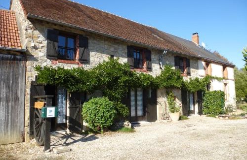 Cheniers House | Les Gites de Montinazeau - set in beautiful countryside with free Wi-Fi and heated 5m plunge pool