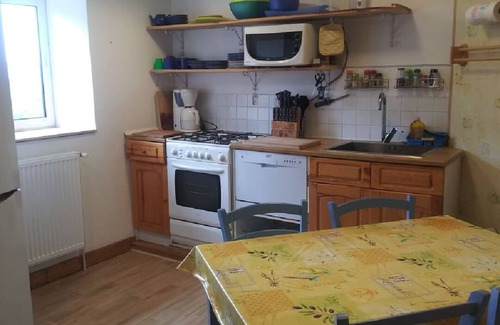 Hautefort Cottage | Les Gites Fleuris - Wisteria - Family friendly, heated pool, gardens, wifi!