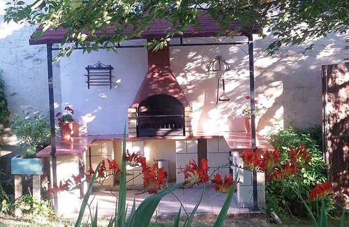 Hautefort Cottage | Les Gites Fleuris - Wisteria - Family friendly, heated pool, gardens, wifi!