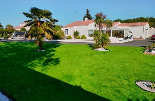 Chasnais House | Les papillons roses