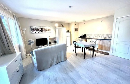 Villeneuve-les-Avignon Apartment | Les Romarins, Gîte Pour 2 Face à Avignon