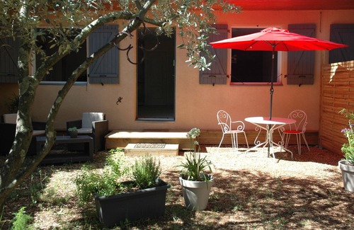 Villeneuve-les-Avignon Apartment | Les Romarins, Gîte Pour 2 Face à Avignon