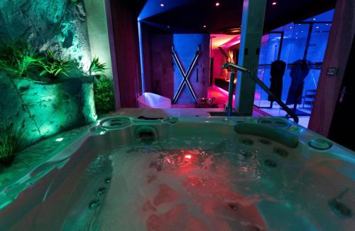 Bonneval Apartment | Les Secrets Rooms - Bonneval - Love Room - Spa et Hammam Privatif