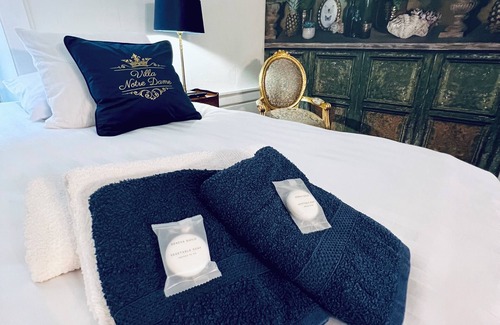 Sedan House | Les suites de Notre Dame Luxury Cottage