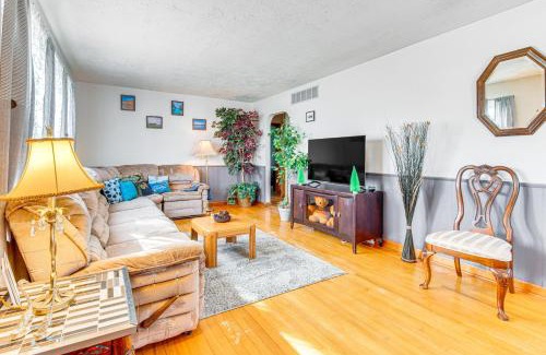 Lincoln House | Less Than 1 Mi to Route 66 Home with Large Yard!