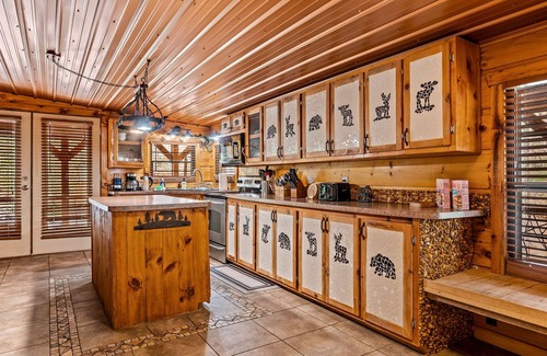 Townsend Cabin | Less than 1 Mile from the National Park! 3BR w/Hot Tub | Fireplace | Cade's Cove