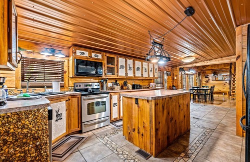 Townsend Cabin | Less than 1 Mile from the National Park! 3BR w/Hot Tub | Fireplace | Cade's Cove