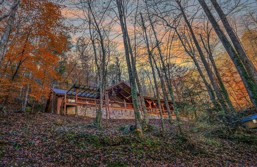 Townsend Cabin | Less than 1 Mile from the National Park! 3BR w/Hot Tub | Fireplace | Cade's Cove