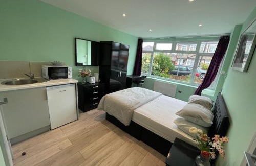 Pinkwell House | Letzi Ensuite, 15 Min to Heathrow, Fast WiFi
