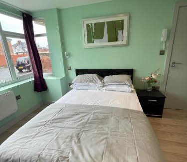 Pinkwell House | Letzi Ensuite, 15 Min to Heathrow, Fast WiFi