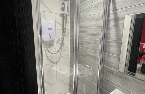 Headstone North House | Letzi private en-suite, North Harrow.