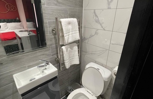 Headstone North House | Letzi private en-suite, North Harrow.