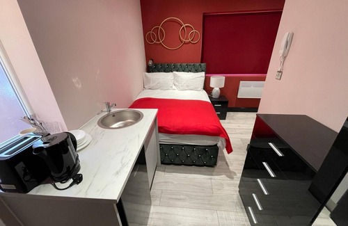 Headstone North House | Letzi private en-suite, North Harrow.