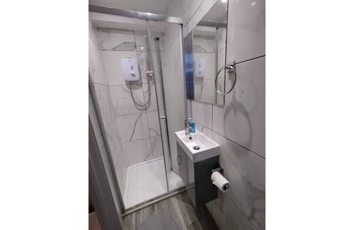 Pinkwell Apartment | Letzi private en-suite, Near Heathrow Airport T3