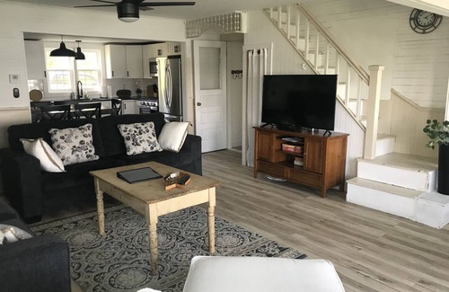 Auburn Cottage | Level Beach, Dock, Central Air, New Kitchen, Fantastic Views, Rowboat & Kayaks!