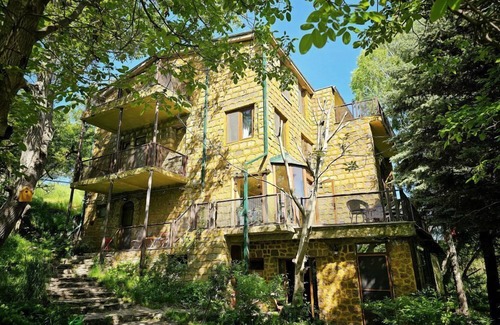 Parpi Apartment | Levon's Cathedral: Emerald Room