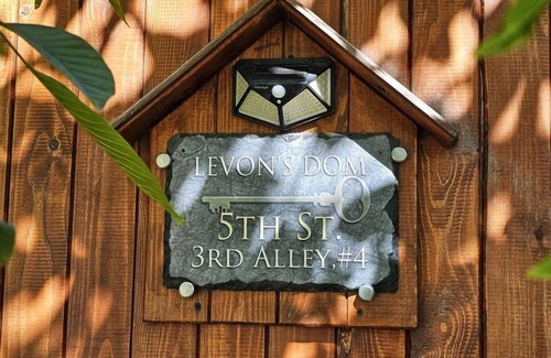 Parpi Apartment | Levon's Cathedral: Emerald Room