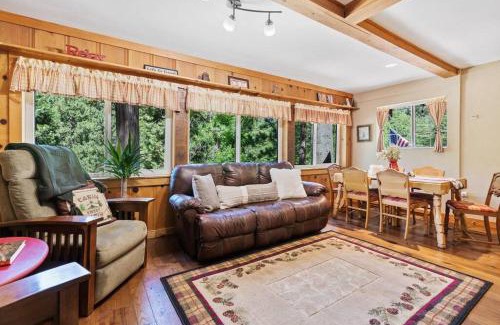 Sugar Pine House | Lewis Creek cabin near Yosemite king beds