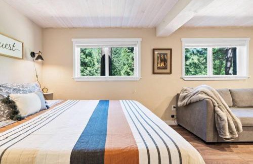 Sugar Pine House | Lewis Creek cabin near Yosemite king beds