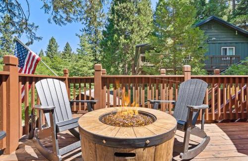 Sugar Pine House | Lewis Creek cabin near Yosemite king beds