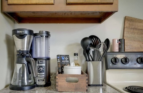 Newark Apartment | Lexington Local - 2 BR 1 BA, Garage, Homey & Comfy