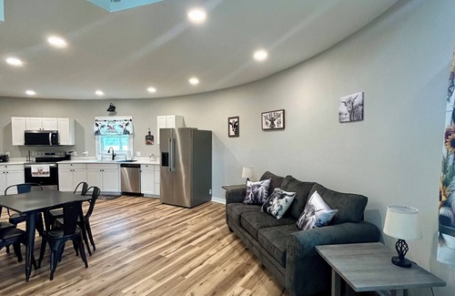 Naruna House | Lg Grain Bin turned into a modern home located minutes to Lynchburg and Liberty