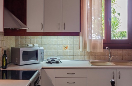Makry Gialos Apartment | Liakoto Stonewall House Ground Floor