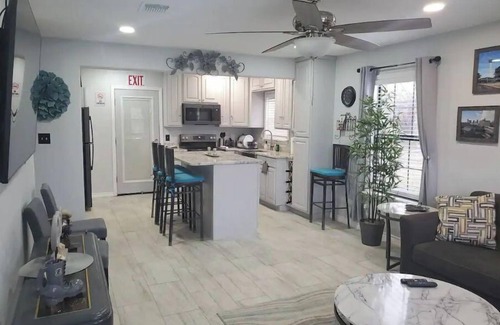 San Antonio House | Lib's Place . A cheerful three bedroom home!