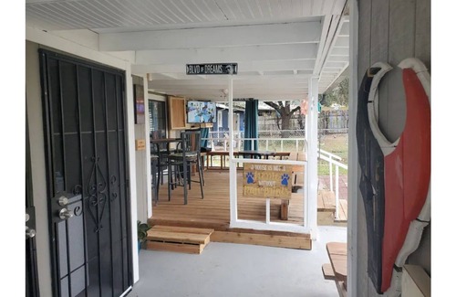 San Antonio House | Lib's Place . A cheerful three bedroom home!