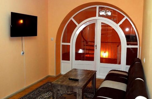 Oshakan House | LIBERAL WHITE HOUSE