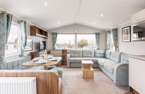 Hamworthy House | Licence to Chill - a caravan that sleeps 6 guests in 3 bedrooms
