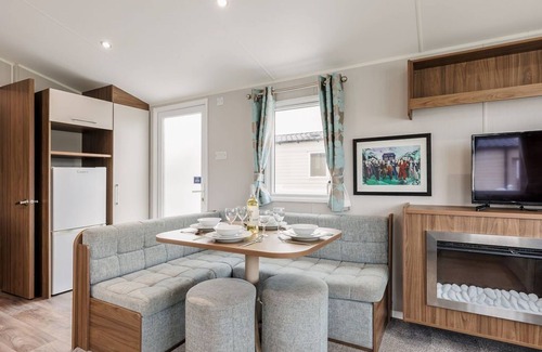 Hamworthy House | Licence to Chill - a caravan that sleeps 6 guests in 3 bedrooms