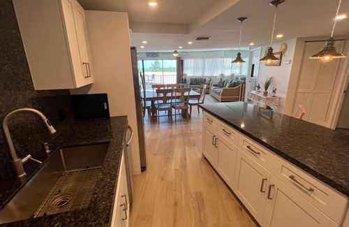 Key Largo Condo | LICENSED MGER - MODERN 2/2 OCEANFRONT SUITE! OCEAN & MARINA VIEWS! 2 KING BEDS!