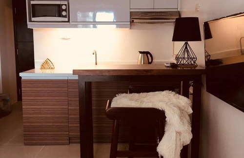 Silang Junction South Condo | Lifestyle Studio Suite for 3 max ~ By Tagaytay Rotunda above Ayala Mall
