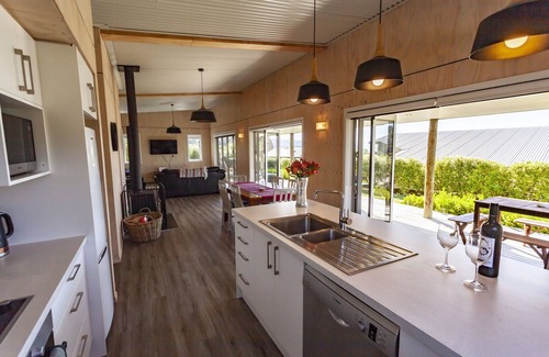 Tata Beach House | Ligar Bay Modern Bach -Linen/Towels Included, Sea View, Free Wi-Fi