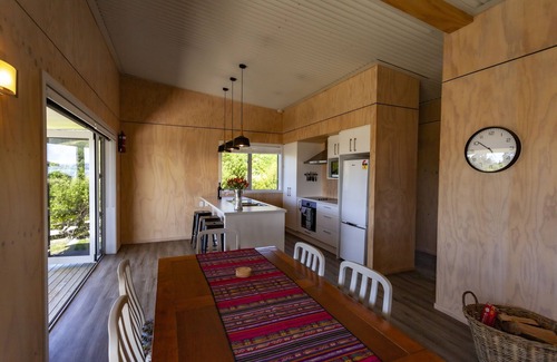 Tata Beach House | Ligar Bay Modern Bach -Linen/Towels Included, Sea View, Free Wi-Fi