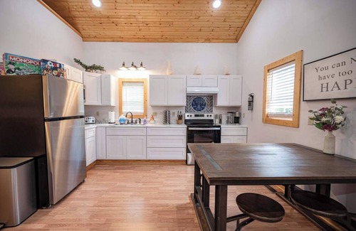 Smithville House | Light and Bright Cabin with open floor plan and loft minutes from Pates Ford Marina