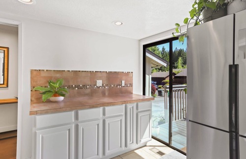 Tigard House | Light and Bright in SW Portland with Hot Tub