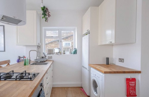Hoe Street Apartment | Light and Modern 1BD Flat - Walthamstow near Tube!
