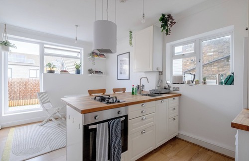 Hoe Street Apartment | Light and Modern 1BD Flat - Walthamstow near Tube!