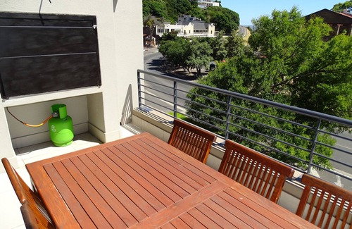 Scott Estate Apartment | Light&Bright top floor Apartment, a minute's walk to the beach!