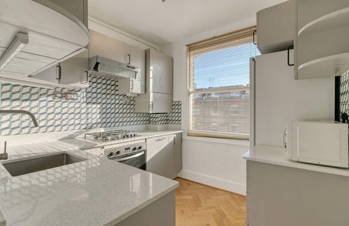 Brownswood Apartment | Light, comfortable Finsbury Park Haven