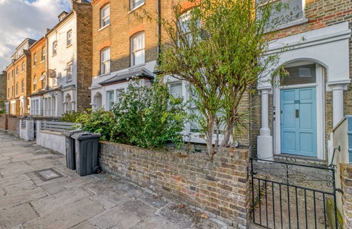 Brownswood Apartment | Light, comfortable Finsbury Park Haven